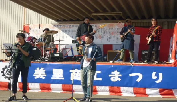 美里商工まつりで演奏している様子