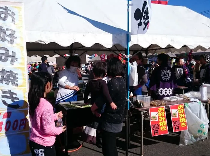 美里町商工会女性部による地域イベントのお好み焼き販売