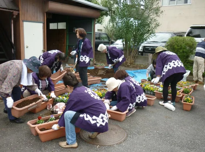 美里町商工会女性部による花植え作業の様子