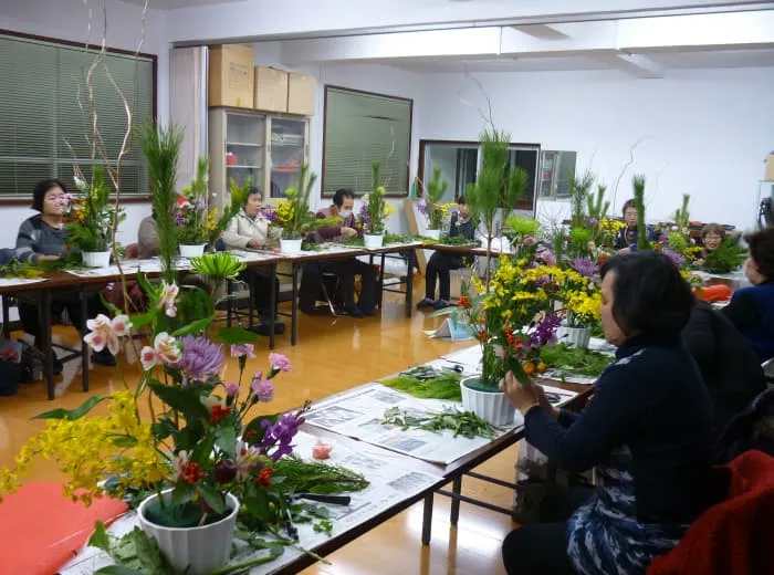 美里町商工会女性部のメンバーが生け花を学ぶ様子