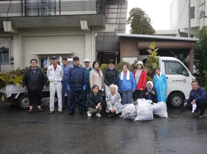 美里町商工会女性部が地域清掃活動を行い集合写真