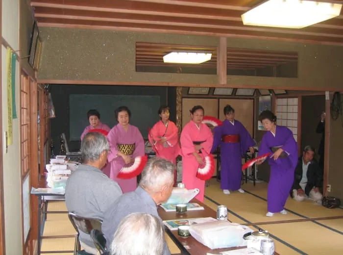 美里町商工会女性部による地域イベントでの舞踊披露