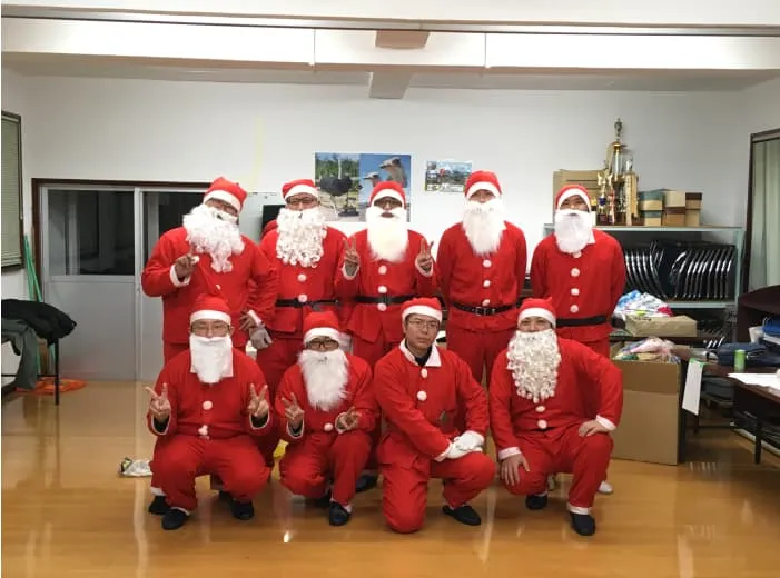 美里町青年部によるクリスマスイベントでサンタクロース姿に扮した集合写真