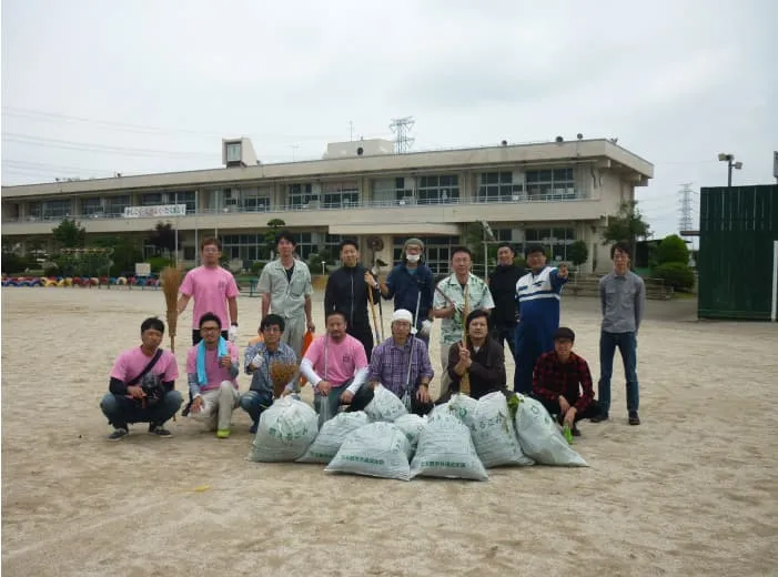 美里町青年部が学校の校庭で行った清掃活動の集合写真