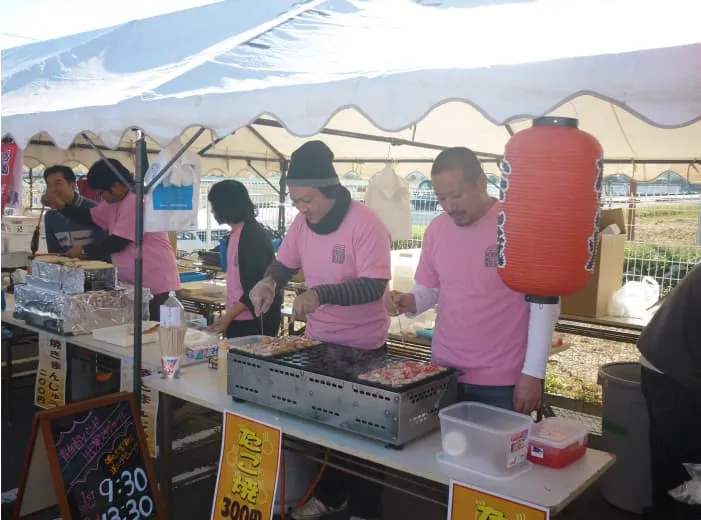 美里町青年部が地域イベントでたこ焼きを焼いて販売する様子